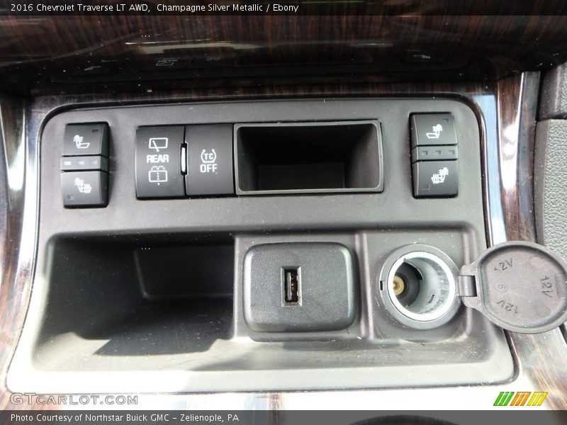 Champagne Silver Metallic / Ebony 2016 Chevrolet Traverse LT AWD
