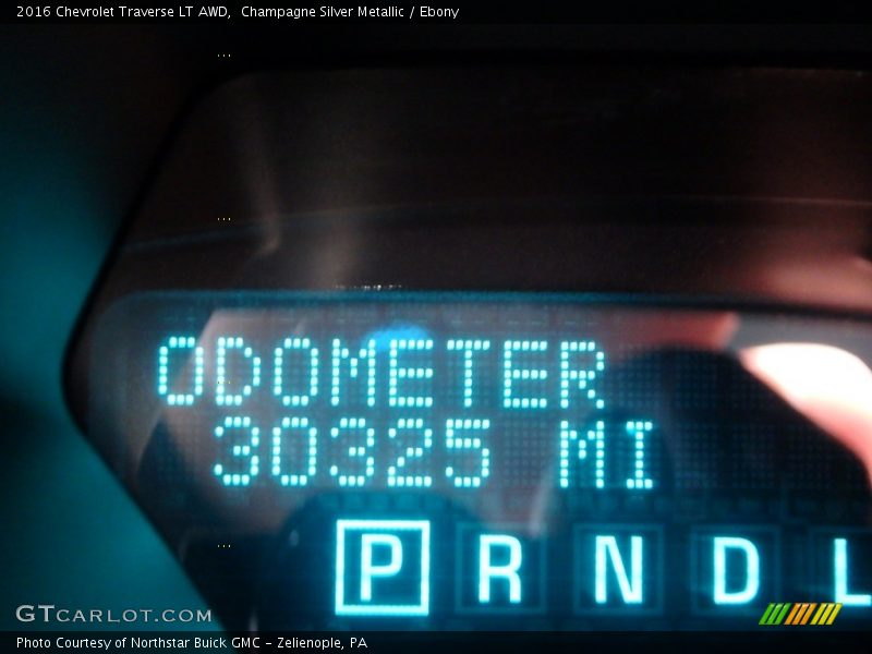 Champagne Silver Metallic / Ebony 2016 Chevrolet Traverse LT AWD