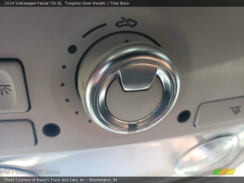 Tungsten Silver Metallic / Titan Black 2014 Volkswagen Passat TDI SE
