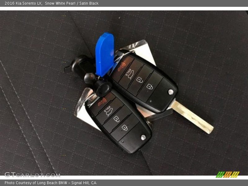 Snow White Pearl / Satin Black 2016 Kia Sorento LX