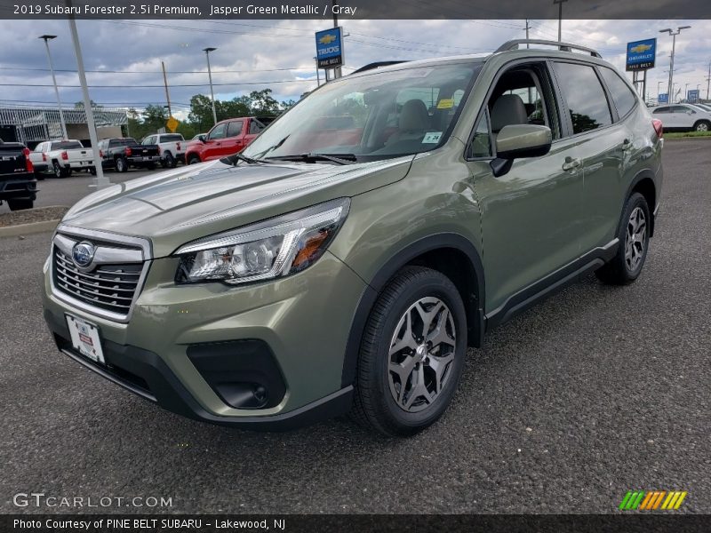 Front 3/4 View of 2019 Forester 2.5i Premium