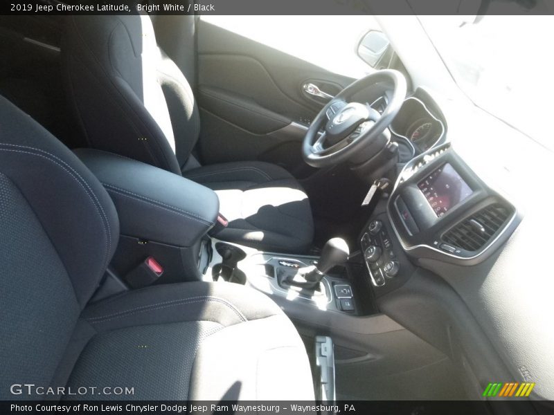 Bright White / Black 2019 Jeep Cherokee Latitude