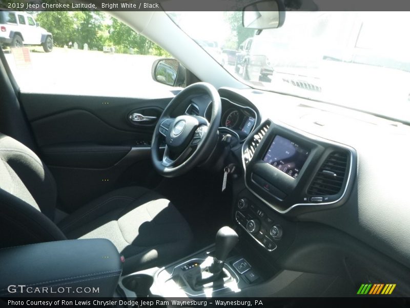 Bright White / Black 2019 Jeep Cherokee Latitude