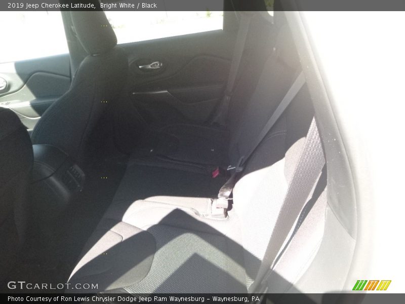 Bright White / Black 2019 Jeep Cherokee Latitude