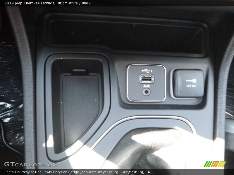 Bright White / Black 2019 Jeep Cherokee Latitude