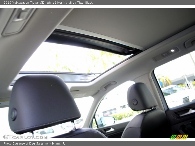 White Silver Metallic / Titan Black 2019 Volkswagen Tiguan SE