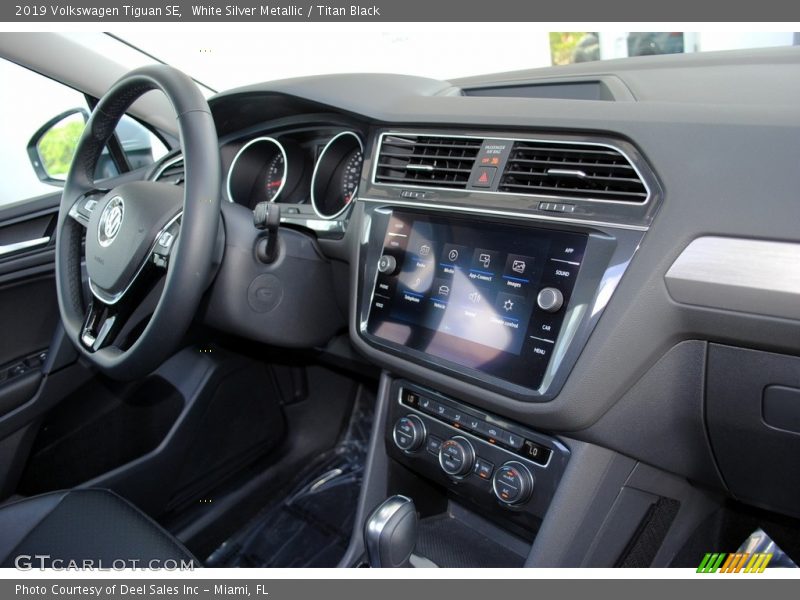 White Silver Metallic / Titan Black 2019 Volkswagen Tiguan SE