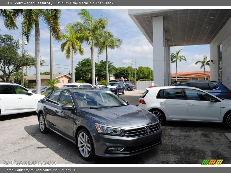 Platinum Gray Metallic / Titan Black 2018 Volkswagen Passat SE