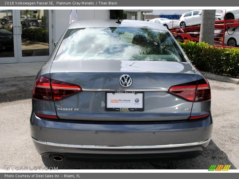 Platinum Gray Metallic / Titan Black 2018 Volkswagen Passat SE
