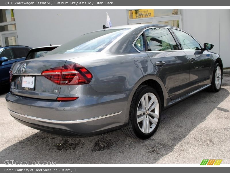 Platinum Gray Metallic / Titan Black 2018 Volkswagen Passat SE