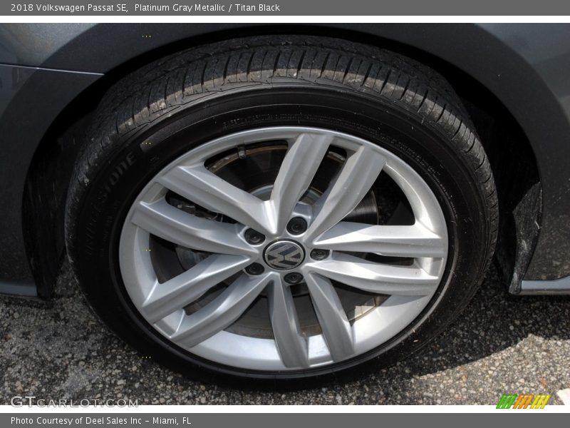 Platinum Gray Metallic / Titan Black 2018 Volkswagen Passat SE