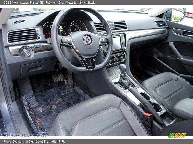 Platinum Gray Metallic / Titan Black 2018 Volkswagen Passat SE