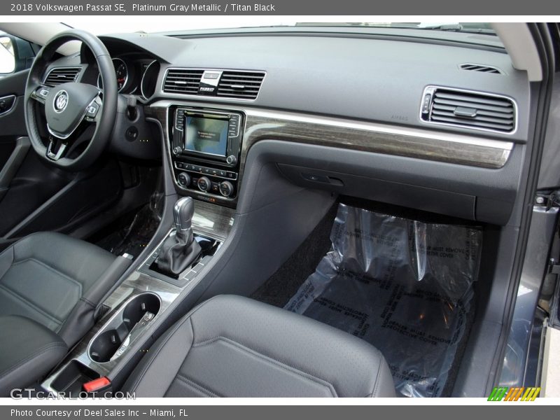 Platinum Gray Metallic / Titan Black 2018 Volkswagen Passat SE