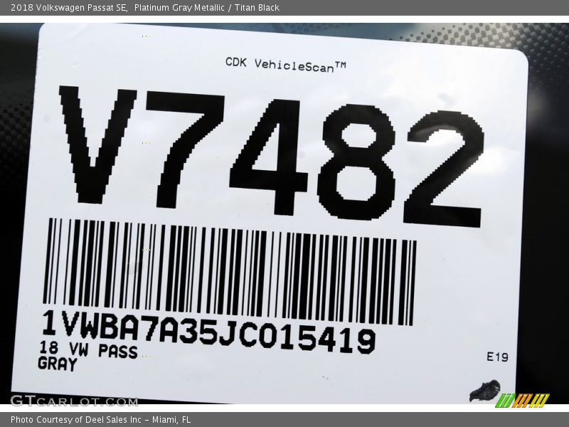 Platinum Gray Metallic / Titan Black 2018 Volkswagen Passat SE