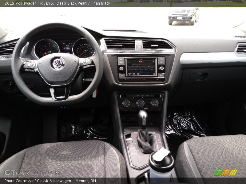 Deep Black Pearl / Titan Black 2019 Volkswagen Tiguan S