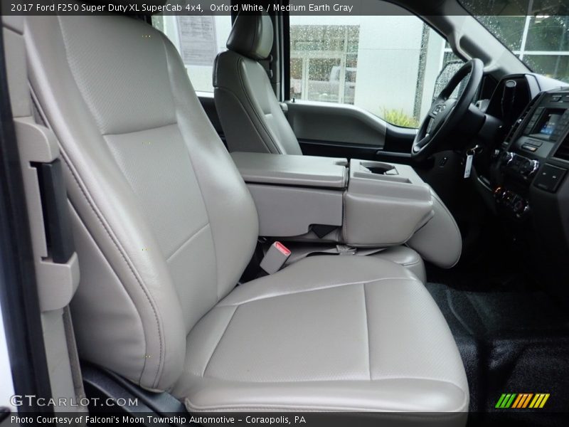 Oxford White / Medium Earth Gray 2017 Ford F250 Super Duty XL SuperCab 4x4
