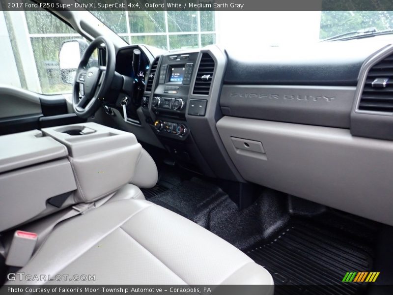 Oxford White / Medium Earth Gray 2017 Ford F250 Super Duty XL SuperCab 4x4