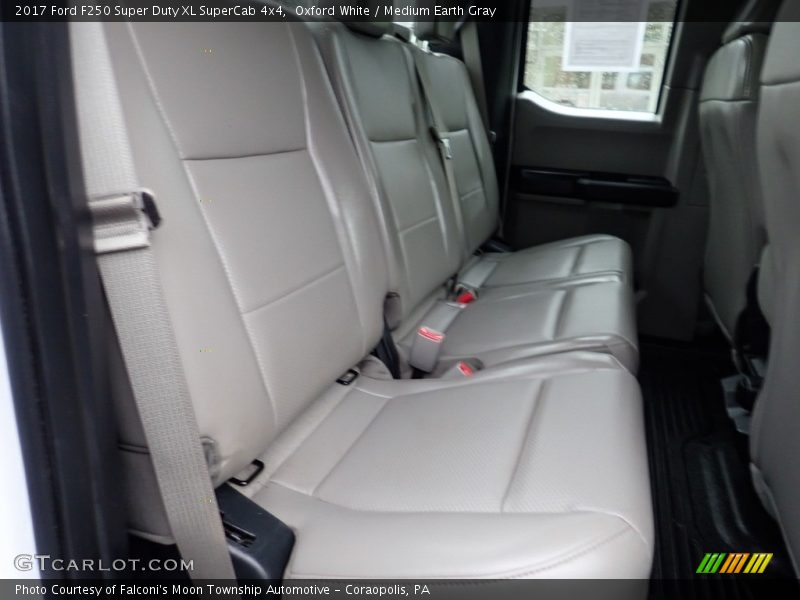 Oxford White / Medium Earth Gray 2017 Ford F250 Super Duty XL SuperCab 4x4