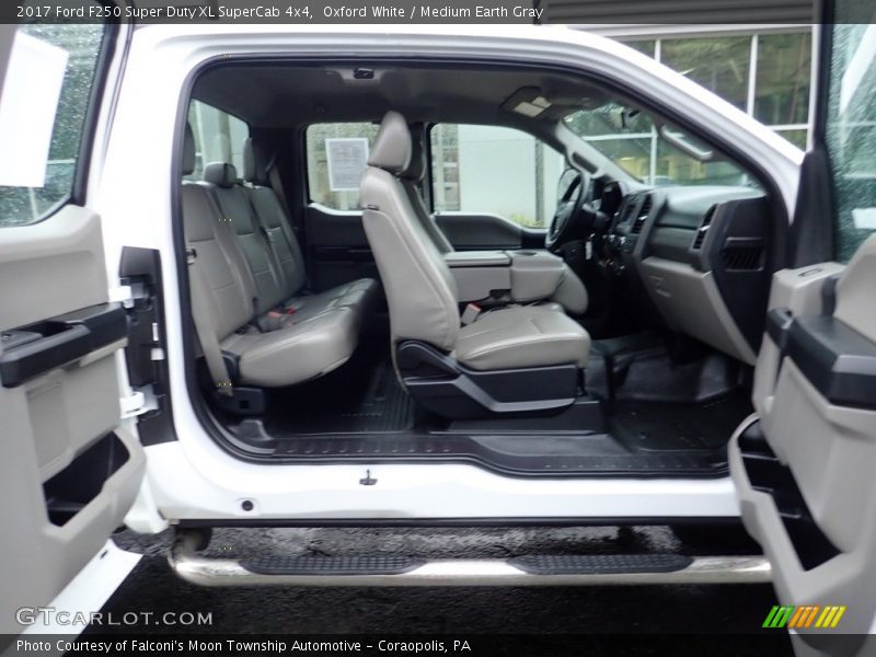 Oxford White / Medium Earth Gray 2017 Ford F250 Super Duty XL SuperCab 4x4