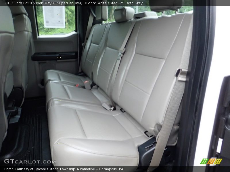 Oxford White / Medium Earth Gray 2017 Ford F250 Super Duty XL SuperCab 4x4