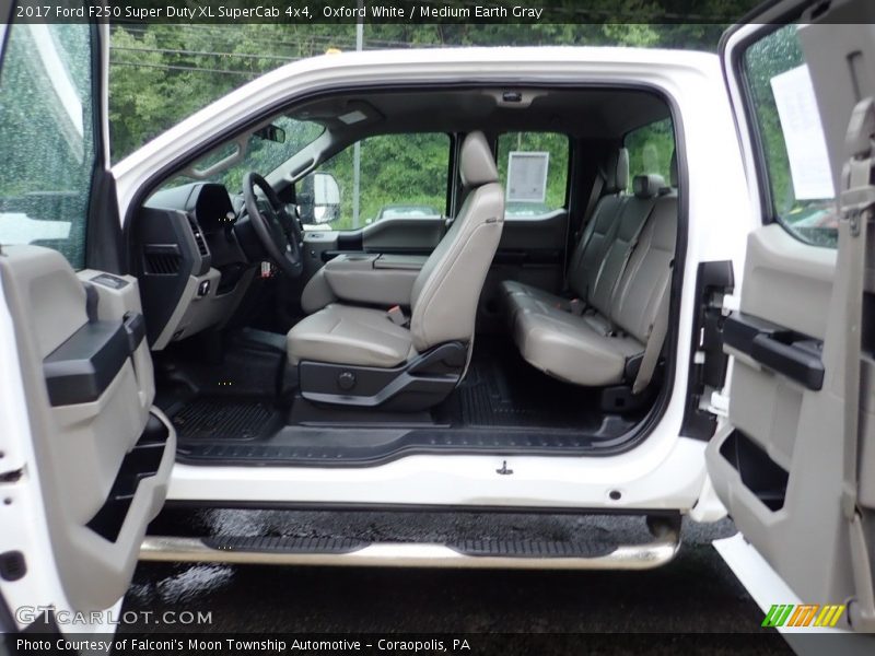 Oxford White / Medium Earth Gray 2017 Ford F250 Super Duty XL SuperCab 4x4