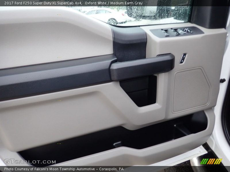 Oxford White / Medium Earth Gray 2017 Ford F250 Super Duty XL SuperCab 4x4