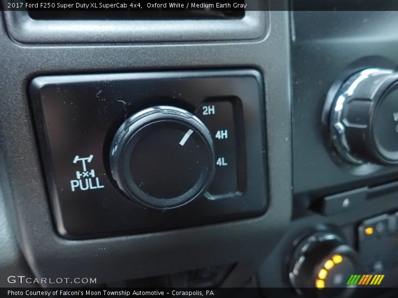 Oxford White / Medium Earth Gray 2017 Ford F250 Super Duty XL SuperCab 4x4