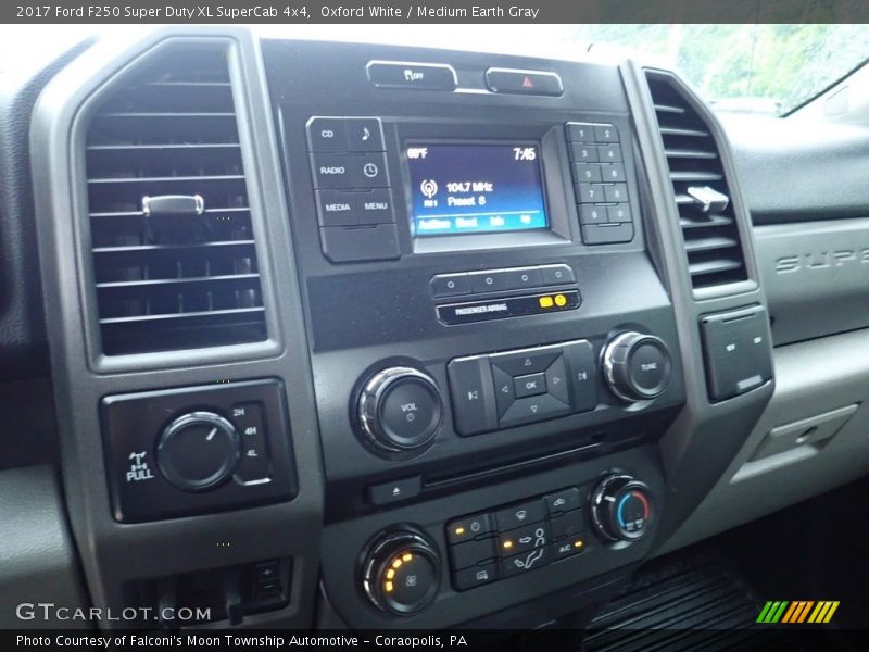 Oxford White / Medium Earth Gray 2017 Ford F250 Super Duty XL SuperCab 4x4