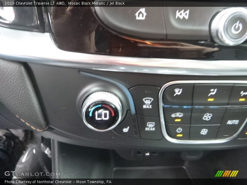 Mosaic Black Metallic / Jet Black 2019 Chevrolet Traverse LT AWD