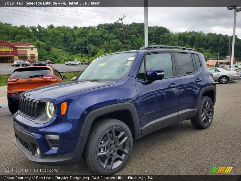 Front 3/4 View of 2019 Renegade Latitude 4x4