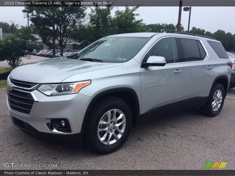 Front 3/4 View of 2019 Traverse LT AWD