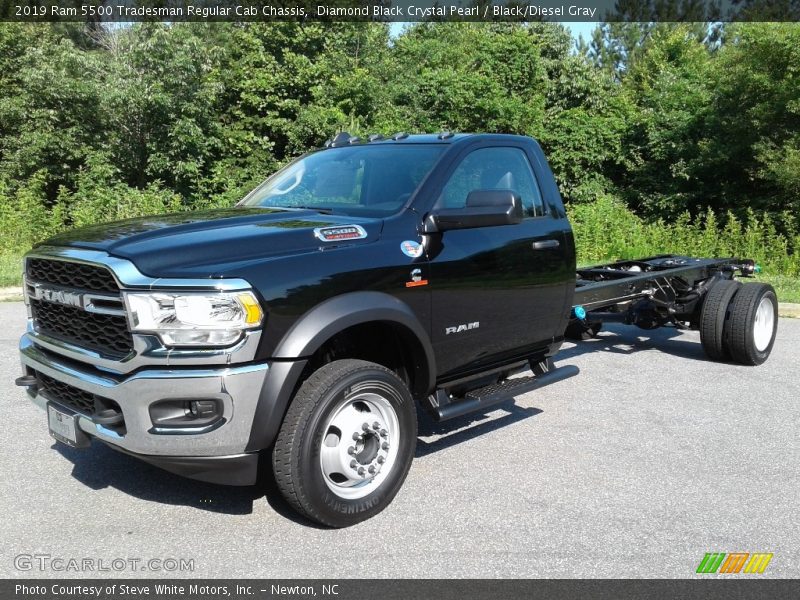 Front 3/4 View of 2019 5500 Tradesman Regular Cab Chassis