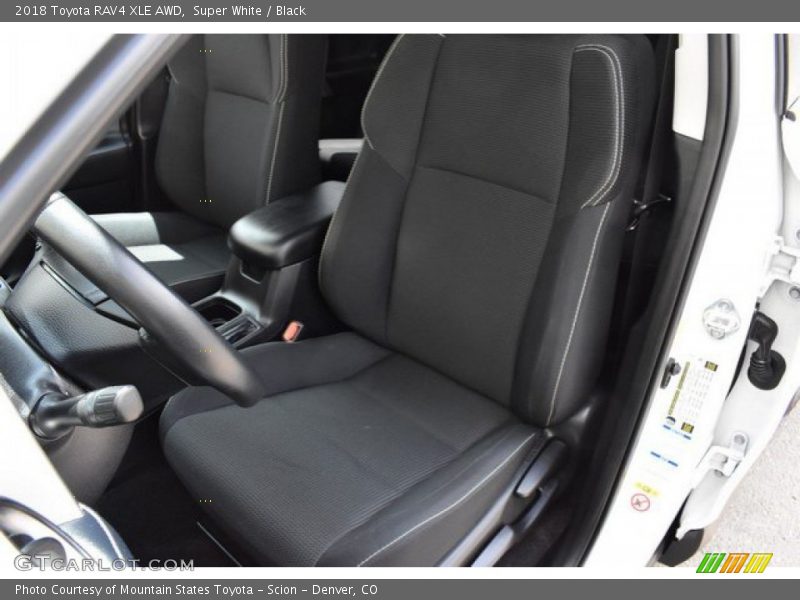 Super White / Black 2018 Toyota RAV4 XLE AWD