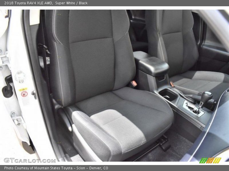 Super White / Black 2018 Toyota RAV4 XLE AWD
