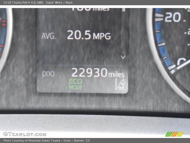 Super White / Black 2018 Toyota RAV4 XLE AWD
