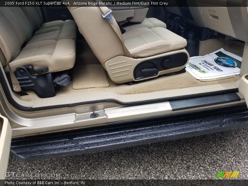 Arizona Beige Metallic / Medium Flint/Dark Flint Grey 2005 Ford F150 XLT SuperCab 4x4