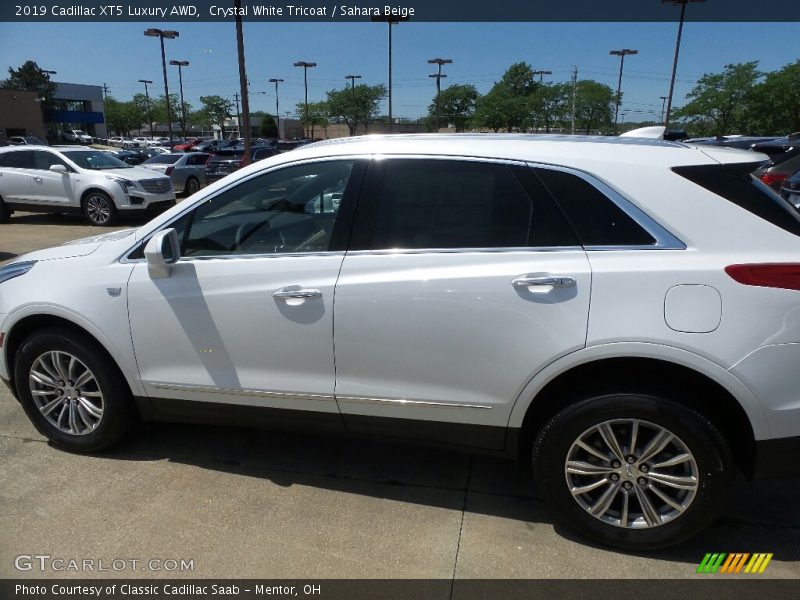 Crystal White Tricoat / Sahara Beige 2019 Cadillac XT5 Luxury AWD