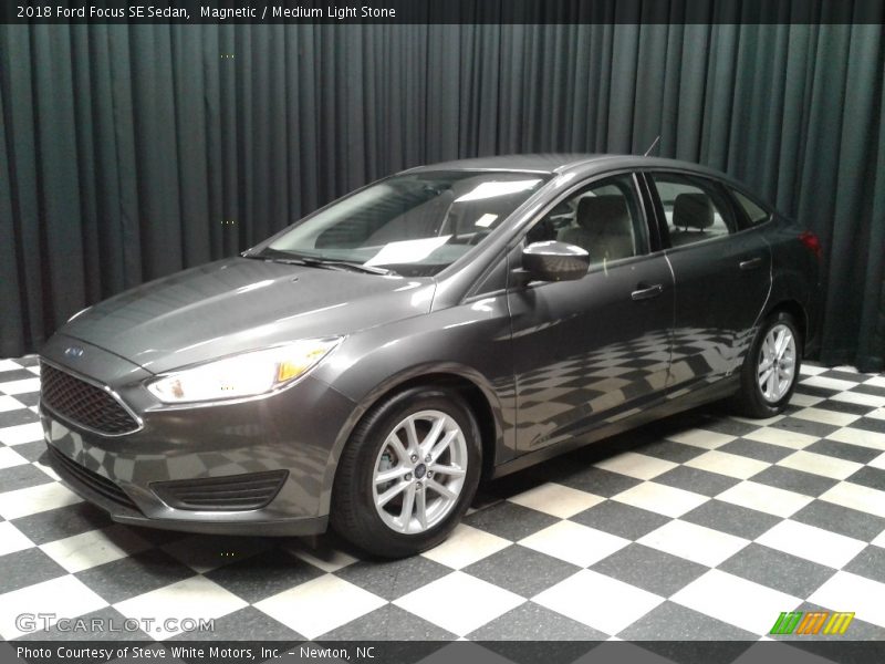 Magnetic / Medium Light Stone 2018 Ford Focus SE Sedan