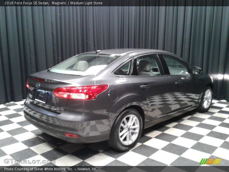 Magnetic / Medium Light Stone 2018 Ford Focus SE Sedan