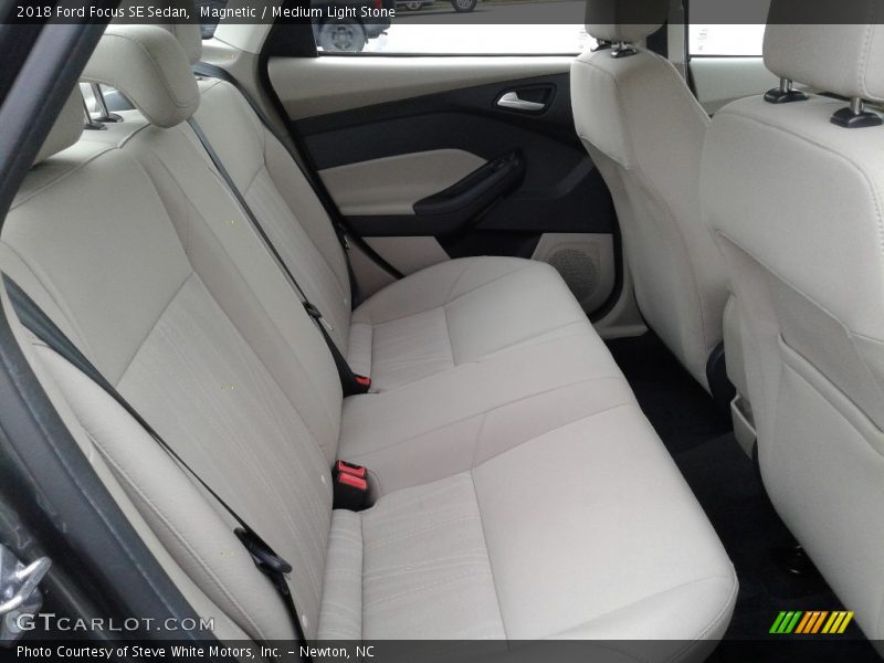 Magnetic / Medium Light Stone 2018 Ford Focus SE Sedan
