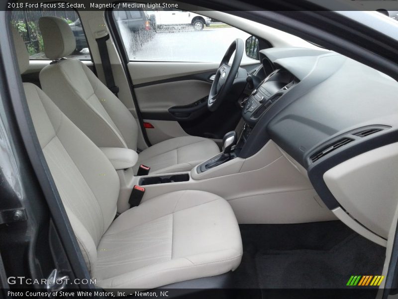 Magnetic / Medium Light Stone 2018 Ford Focus SE Sedan