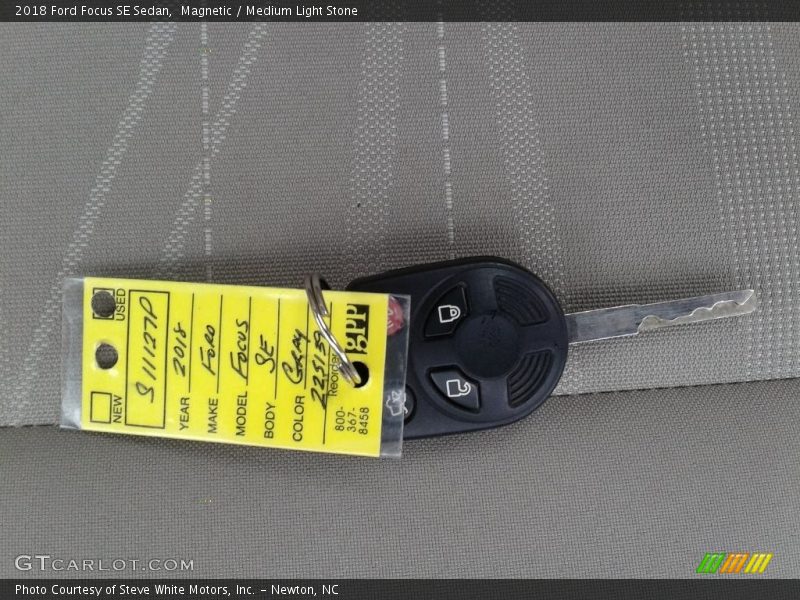 Magnetic / Medium Light Stone 2018 Ford Focus SE Sedan