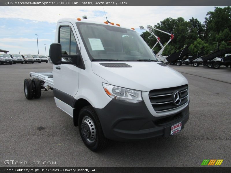 Front 3/4 View of 2019 Sprinter 3500XD Cab Chassis