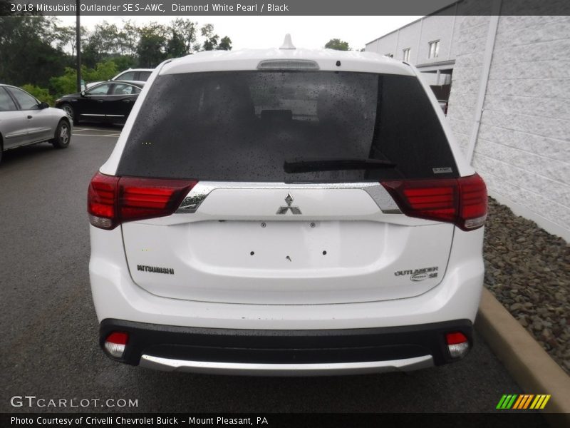 Diamond White Pearl / Black 2018 Mitsubishi Outlander SE S-AWC