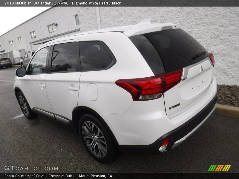 Diamond White Pearl / Black 2018 Mitsubishi Outlander SE S-AWC
