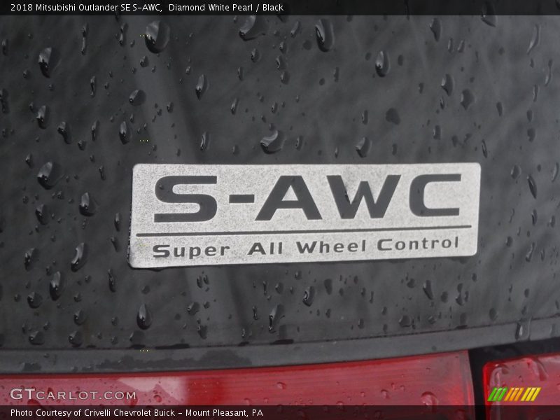 Diamond White Pearl / Black 2018 Mitsubishi Outlander SE S-AWC