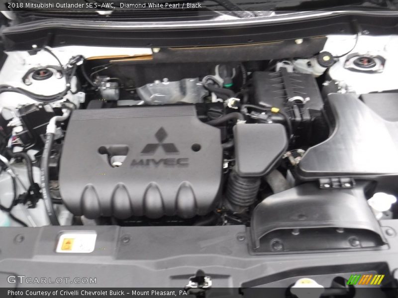 Diamond White Pearl / Black 2018 Mitsubishi Outlander SE S-AWC