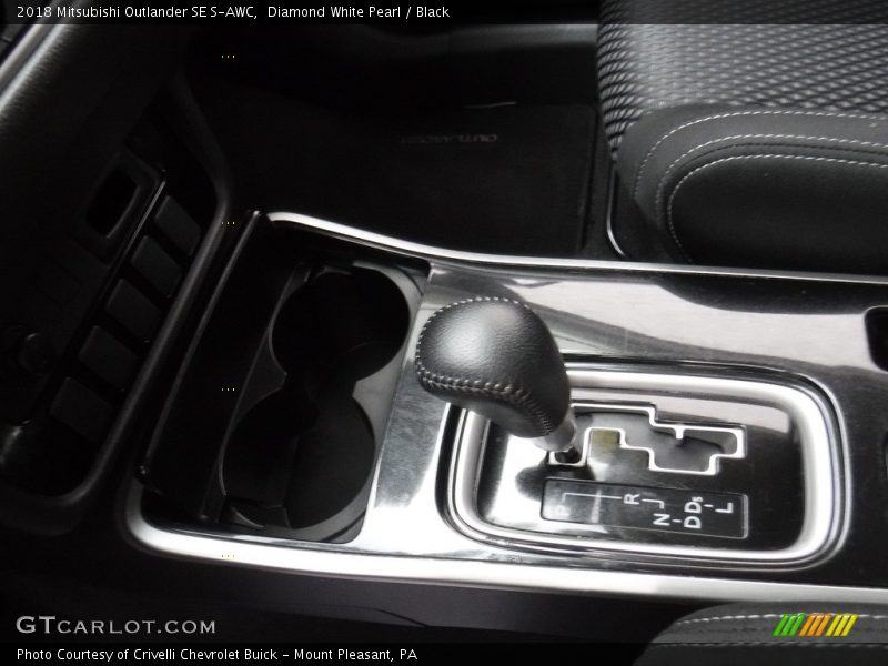 Diamond White Pearl / Black 2018 Mitsubishi Outlander SE S-AWC