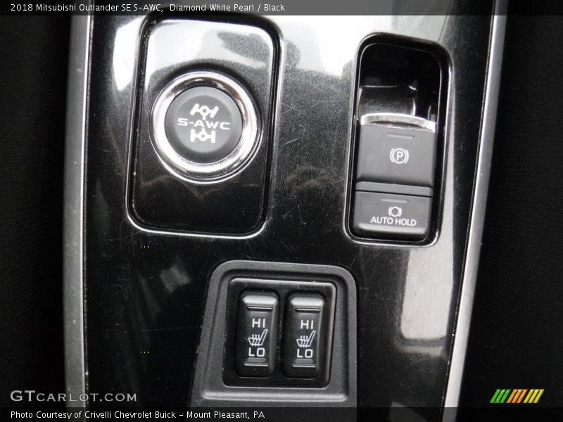 Diamond White Pearl / Black 2018 Mitsubishi Outlander SE S-AWC