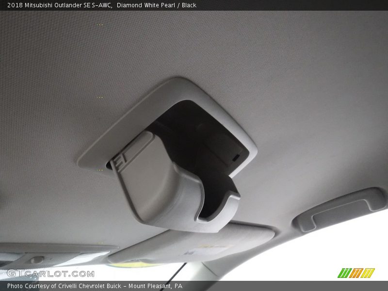 Diamond White Pearl / Black 2018 Mitsubishi Outlander SE S-AWC